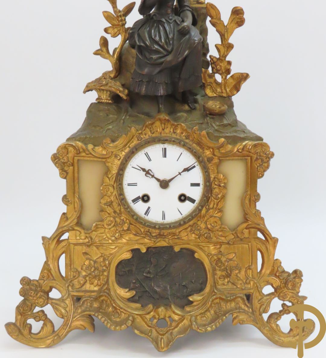 Bronzen pendule bezet met elegante dame en onderaan met basrelief en rocailles
