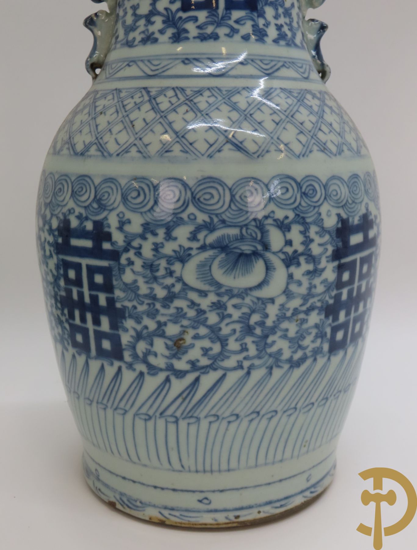 Twee Chinese porseleinen vazen met blauw/wit decor en Chinese tekens