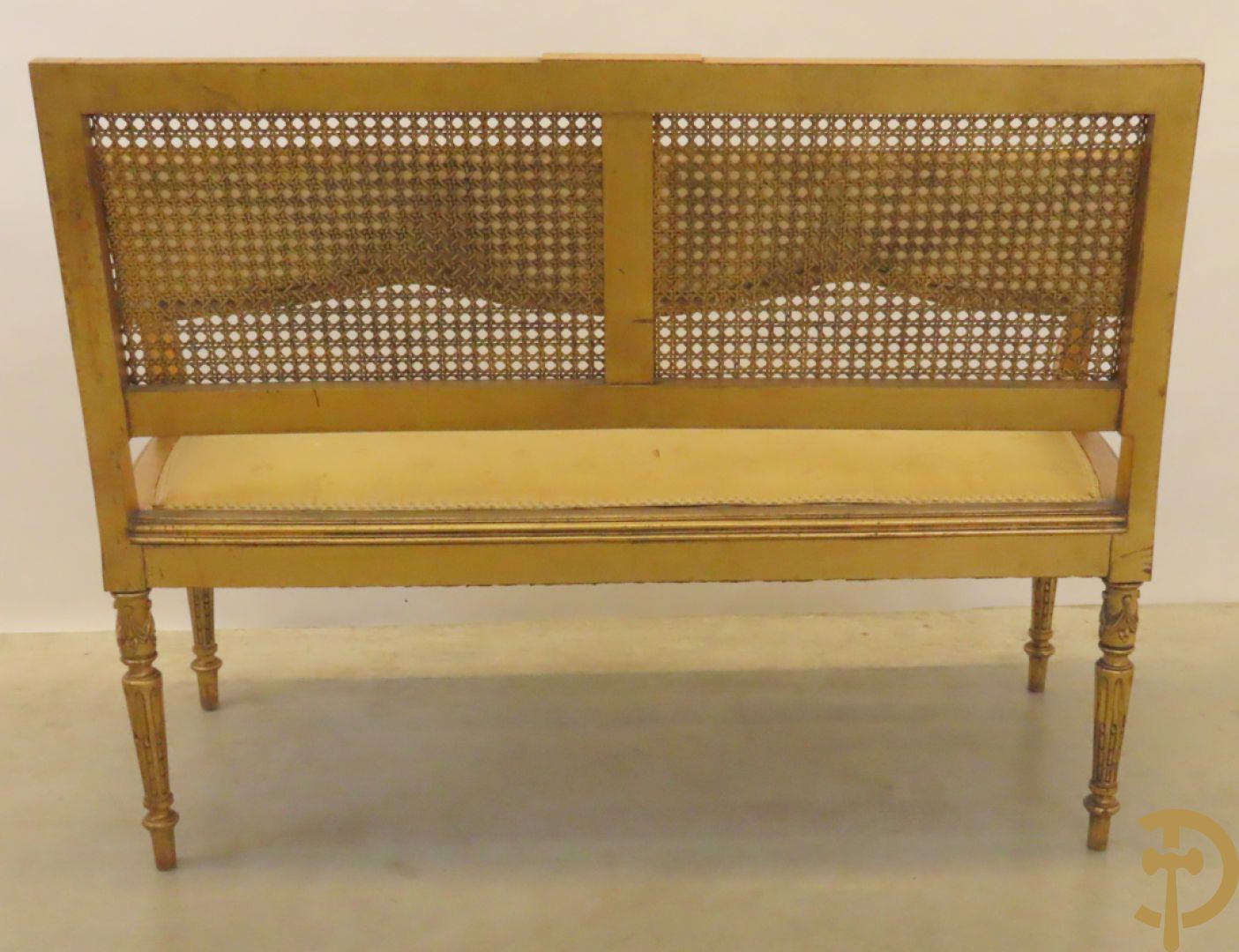 Vergulde tweepersoons canapé met accanthusranken en canage in de rug