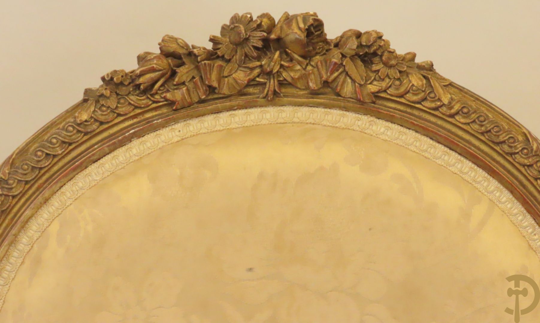 Vergulde armzetel met ovale medaillon bezet met bloemendecor, Louis XVI stijl, 19e
