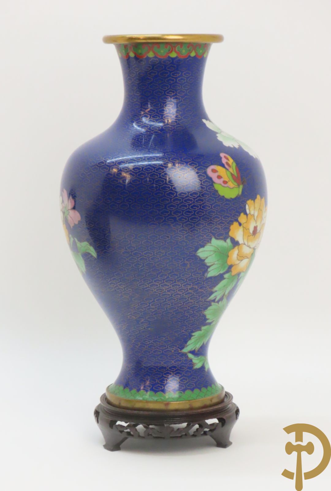 Potiche in cloisoné techniek met decor van draken en olifanten + blauwe cloisoné vaas met bloemendecor op sokkel + kleine cloisoné cachepot + cachepot met drakendecor