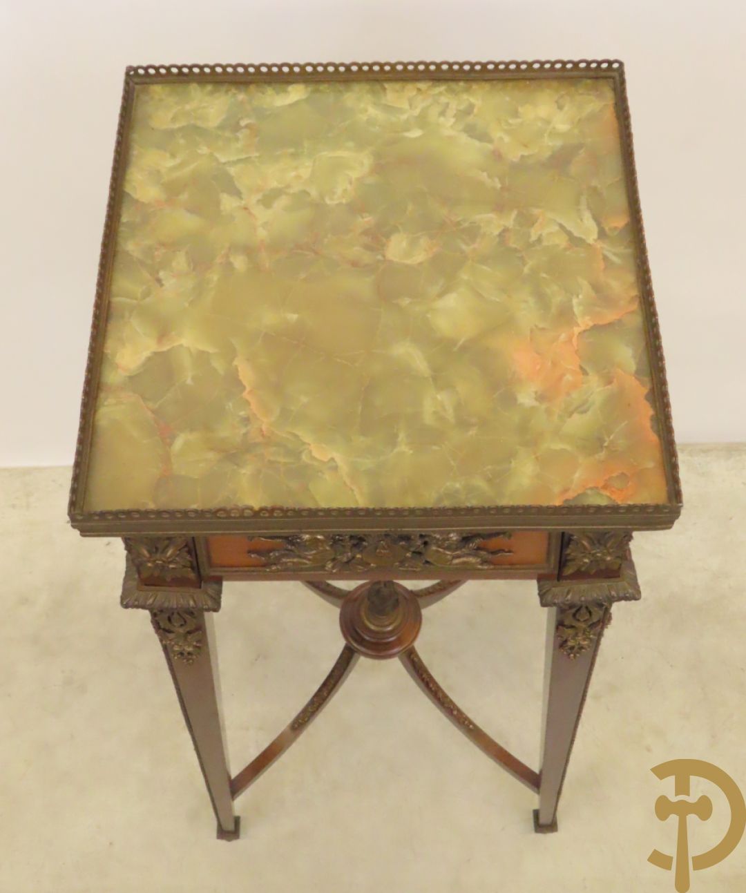 Notelaren staander bezet met bronsbeslag van musicerende cupido