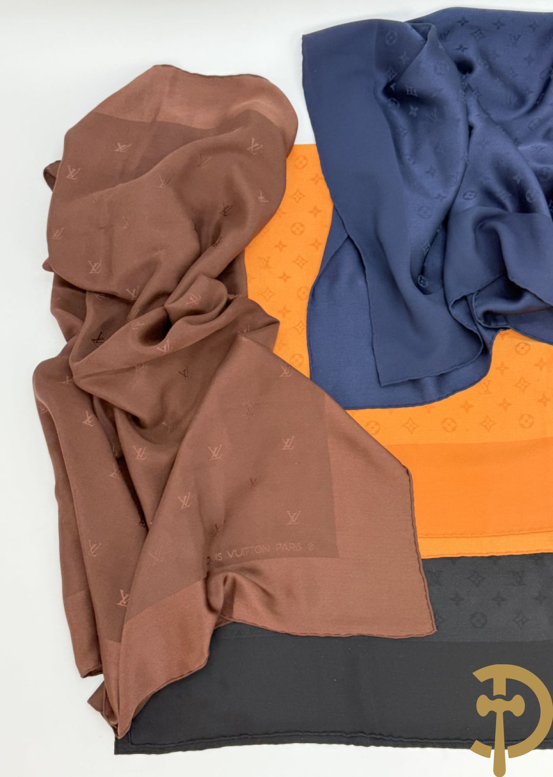 5 foulards Louis Vuitton (bruin, oranje, blauw en 2 zwarte)
