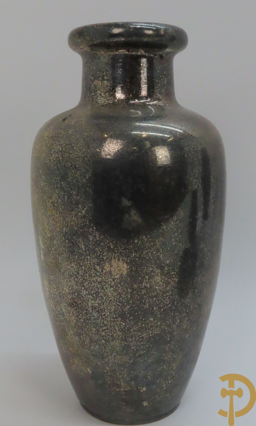 Verzilverde vaas met vogeldecor, Kayser gemerkt + 3 tinnen Art Deco vaasjes w.o. 1 gemerkt Hering + tinnen Art Deco inktstel