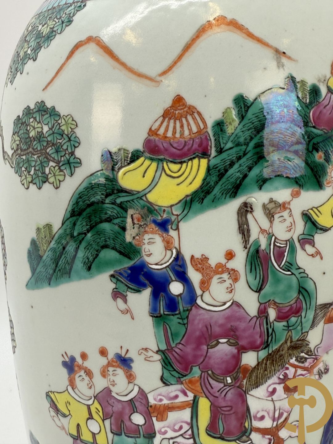 Chinese porseleinen vaas met dubbel decor van geanimeerd interieurzicht en mannen op paarden