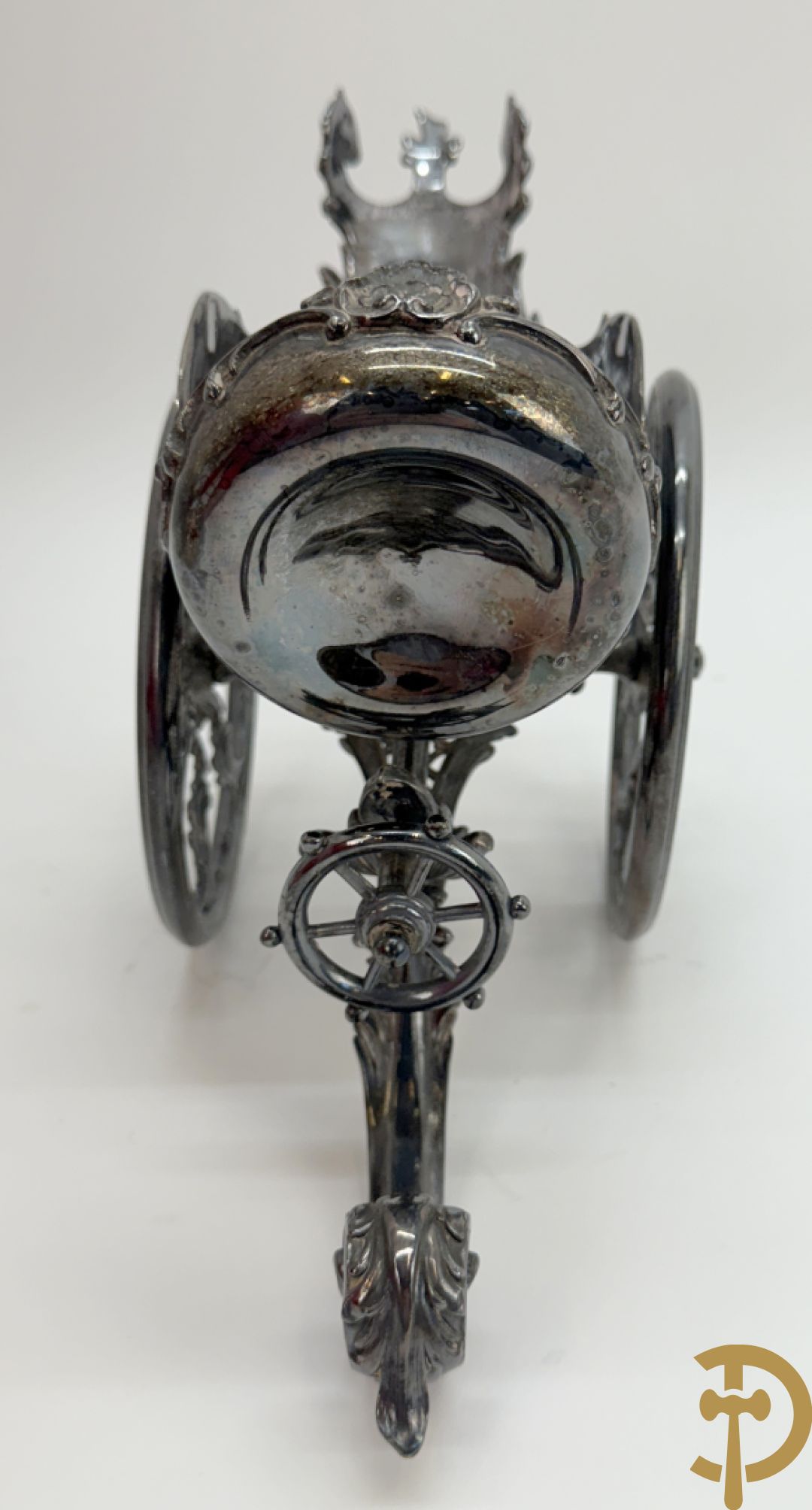 Paarse en rood gekleurde kristallen karaf Val-Saint-Lambert + 2 Boheemse karaffen + verzilverde decanteur met Louis XV motieven