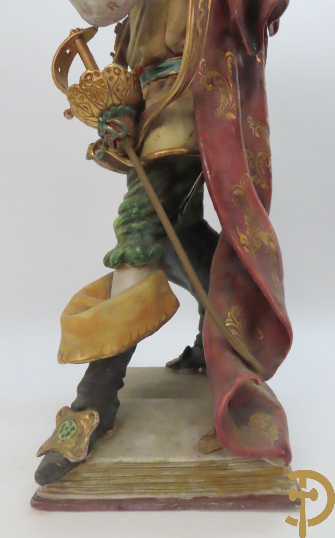 Twee Italiaanse beelden in meerkleurige faience, Cirano de Bergerac