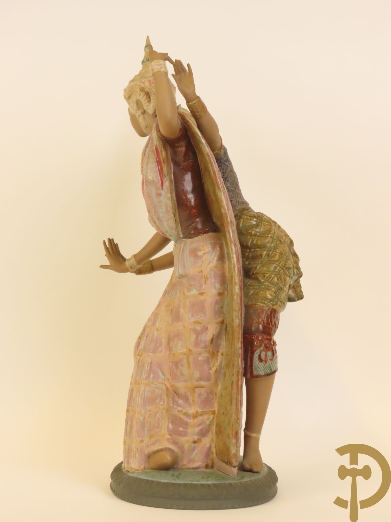 Thaise danseres met jongeman in keramiek, onderaan gemerkt Lladro