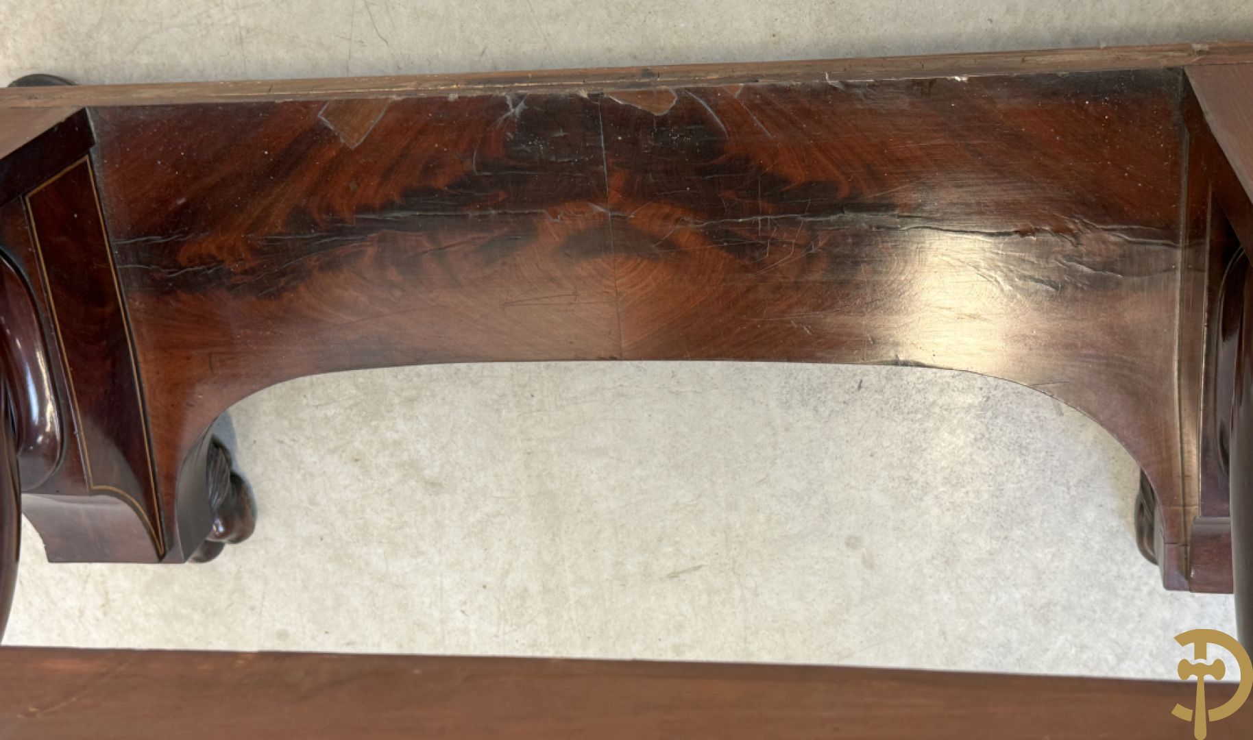 Mahoniehouten console met lade, voluutvormige zwanehalzen en marmeren blad