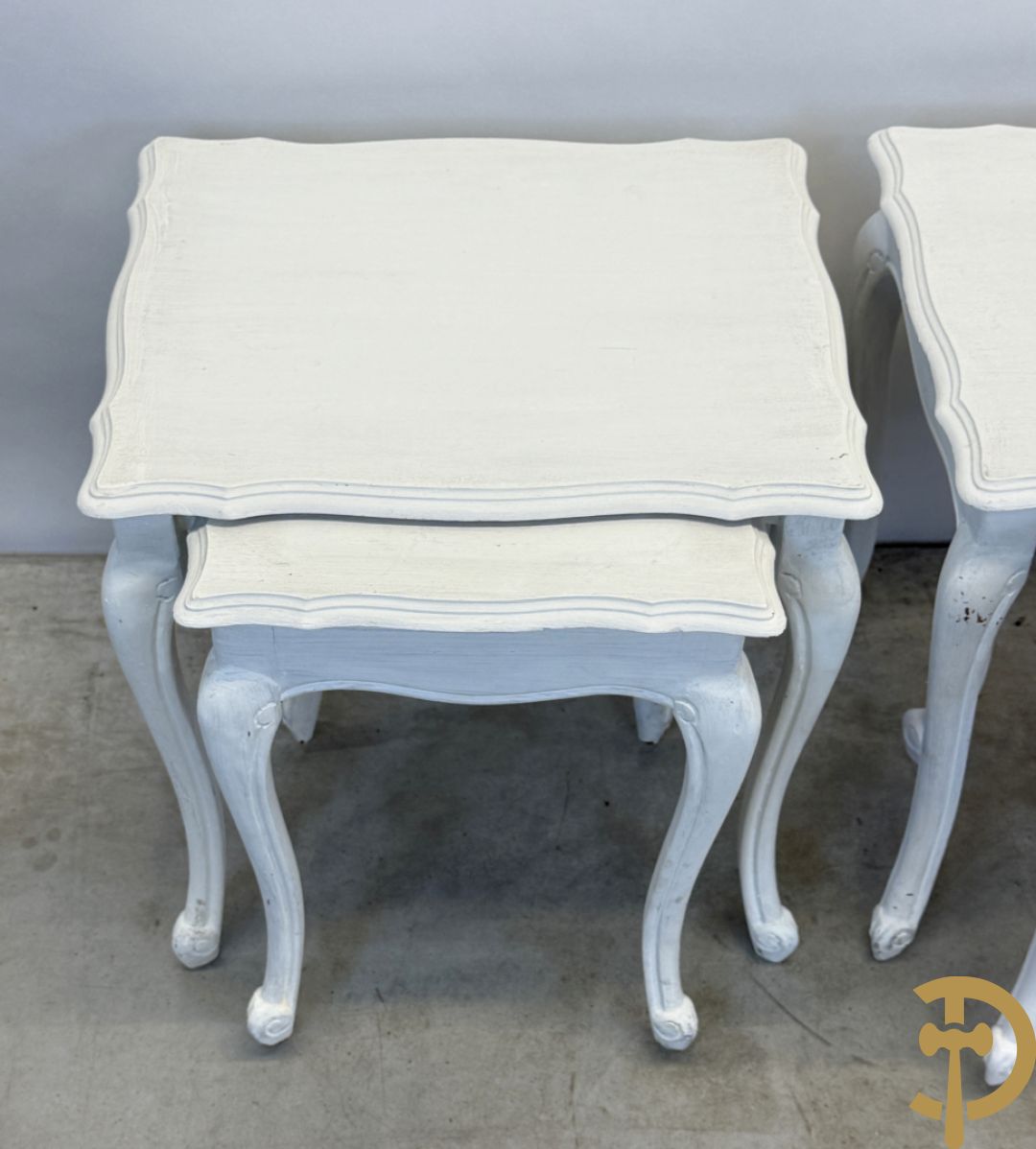 Drie ronde witgelakte bijzettafels op vierpikkel + 3 sets wit gelakte  inschuifbare cigognetafels + witgelakte butlertray