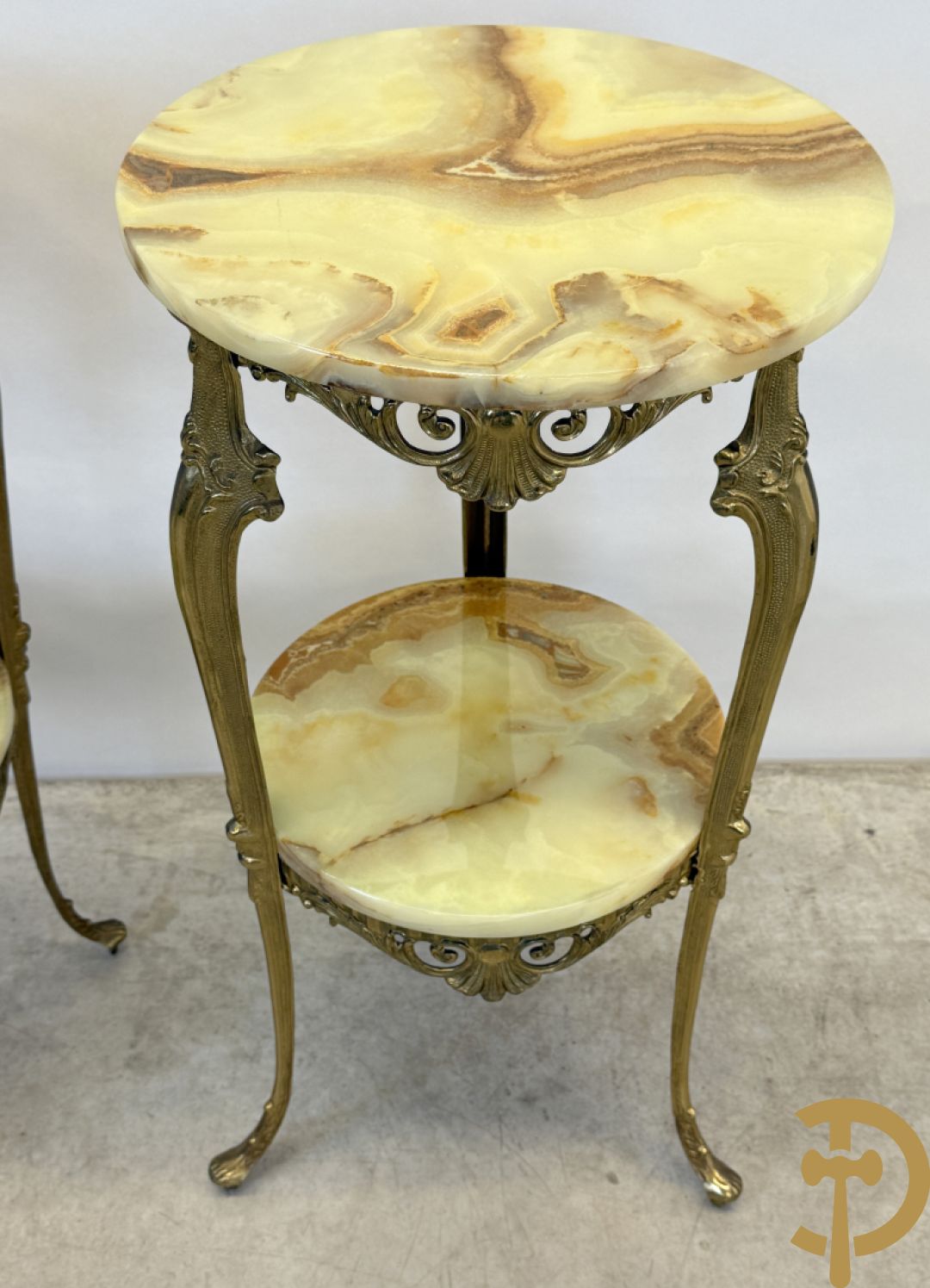 Paar koperen sokkels met Louis XV motieven en 2 étages op drie voluutvormige poten - met onix marmeren blad