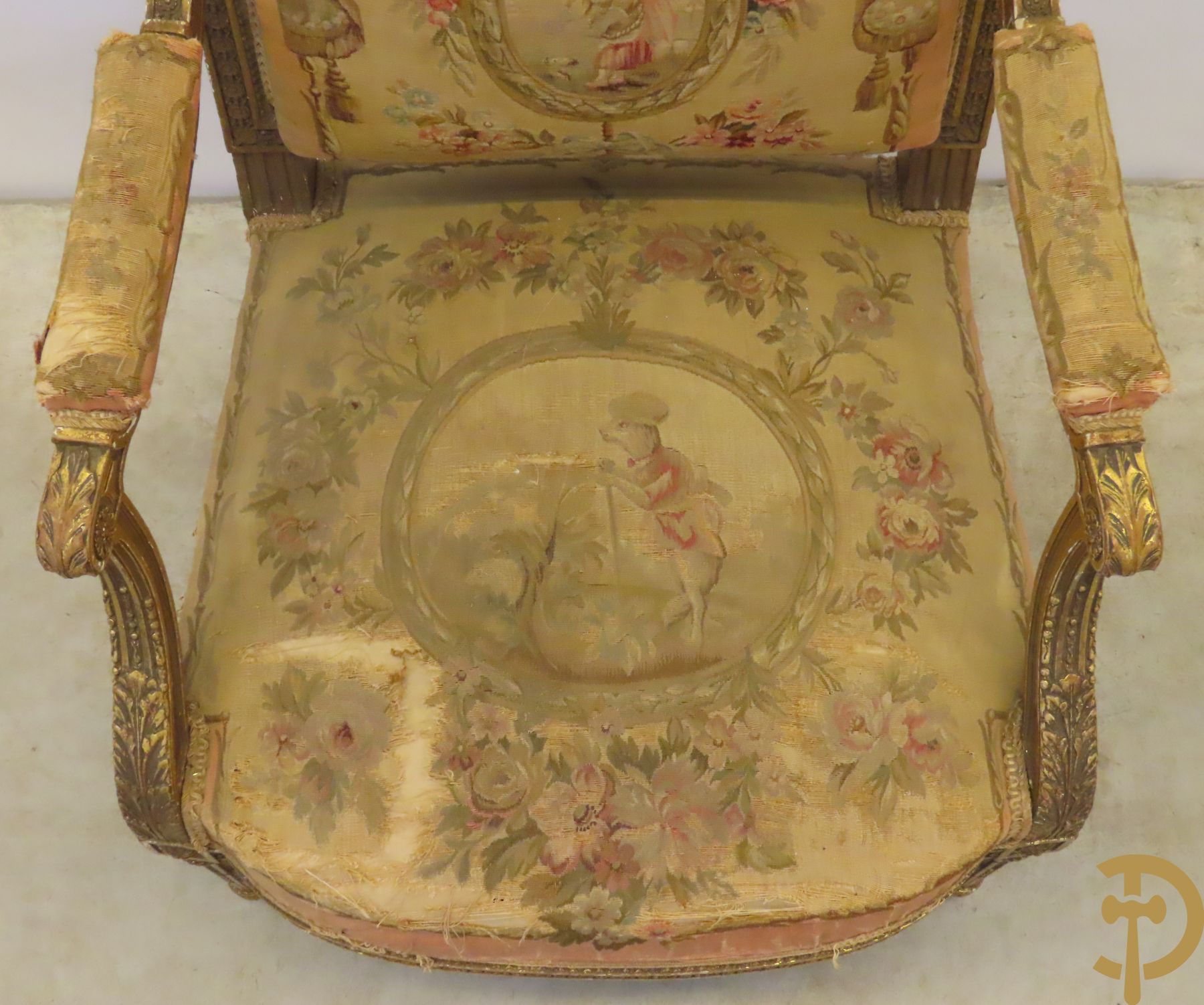 Vergulde armzetel Louis XVI stijl met tapisserie van dieren en bloemenmotieven + 2vergulde Louis XVI banquettes waarvan 1 gestoffeerd en 1 gecanneerd