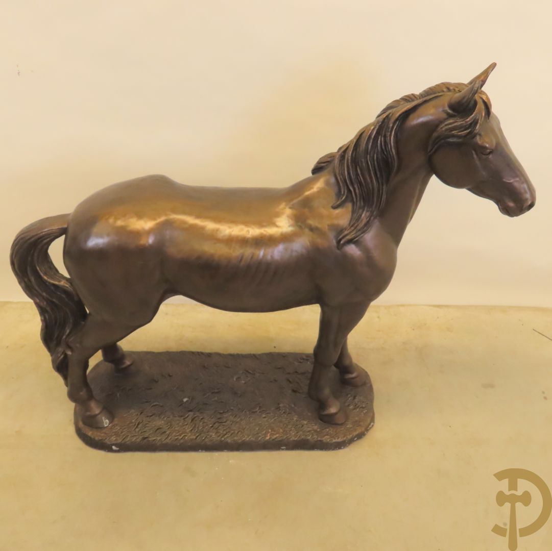 Staand paard in gebronzeerd polyester