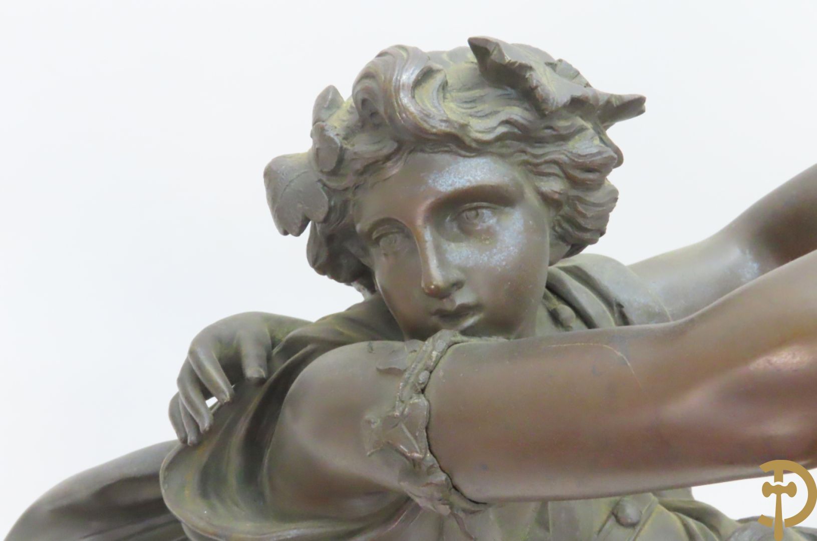 CLODION getekend - Paar elegante bronzen dames met tambour en fruit, geflankeerde door jonge faune, op marmeren klokstel - opgebouwd als garnituur met 2 kandelaars met bronzen kindjes dragende een toorts met bloemen en kaarsen