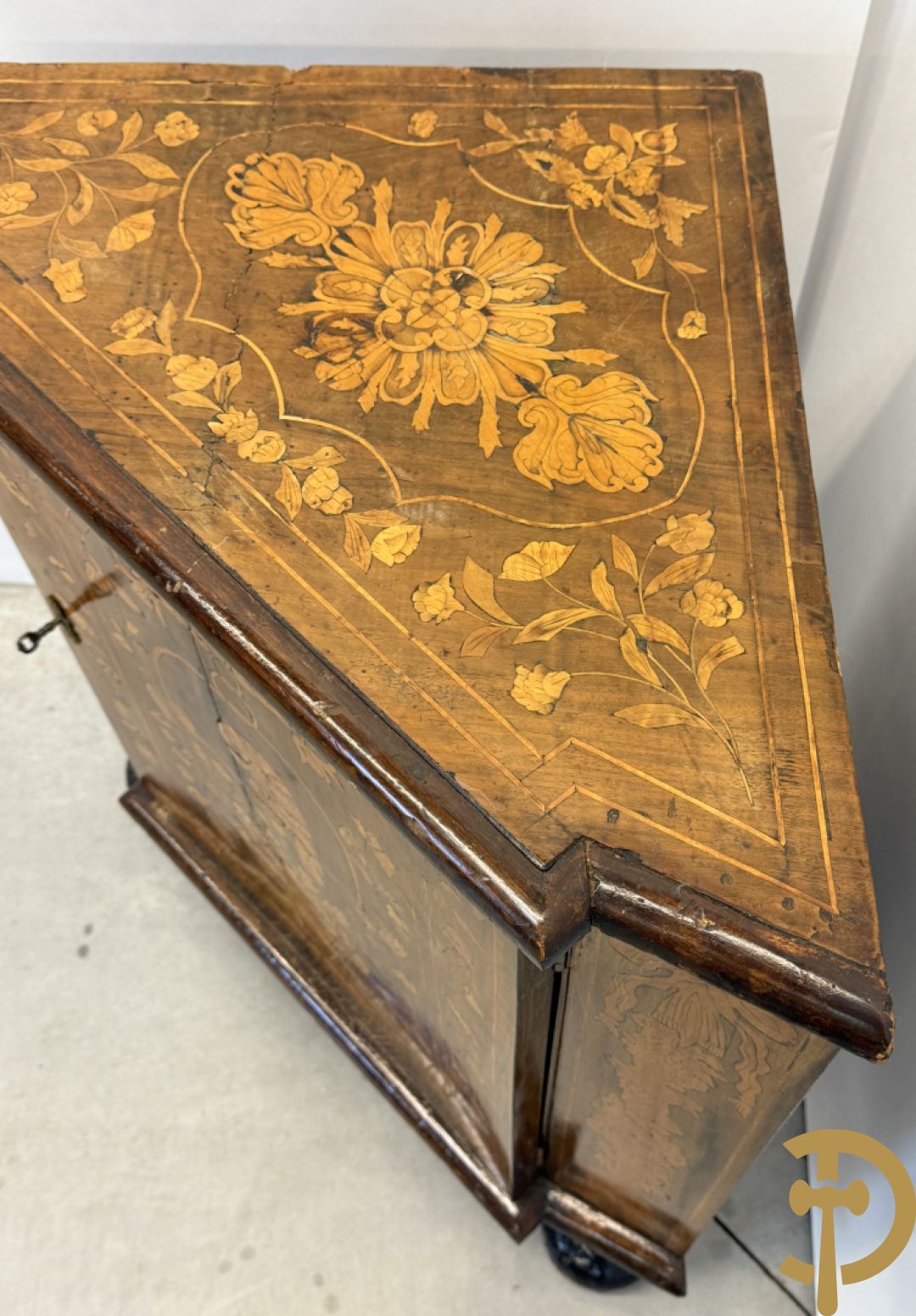 Hollandse ééndeurs hoekkast met gemarketteerd bovenblad met bloemenmotieven- deur met amfoor,  bloemen en bovenaan met papegaai