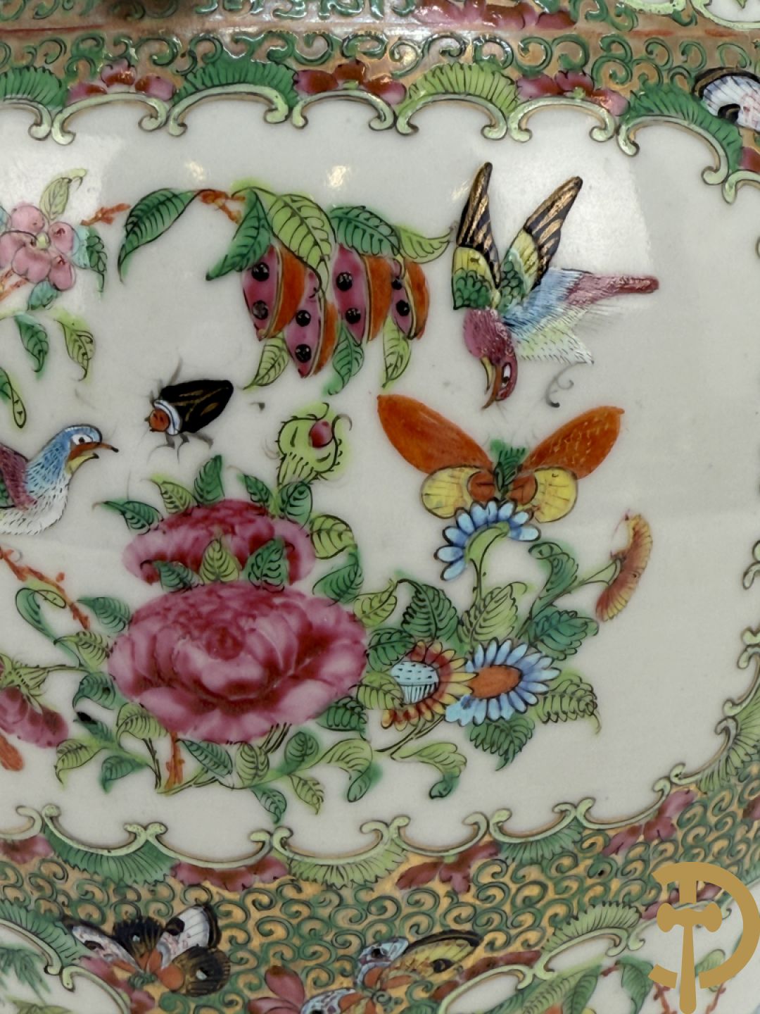 Chinese porseleinen Kantonvaas met geanimeerde taferelen, bloemen, vogel en vlinderdecor
