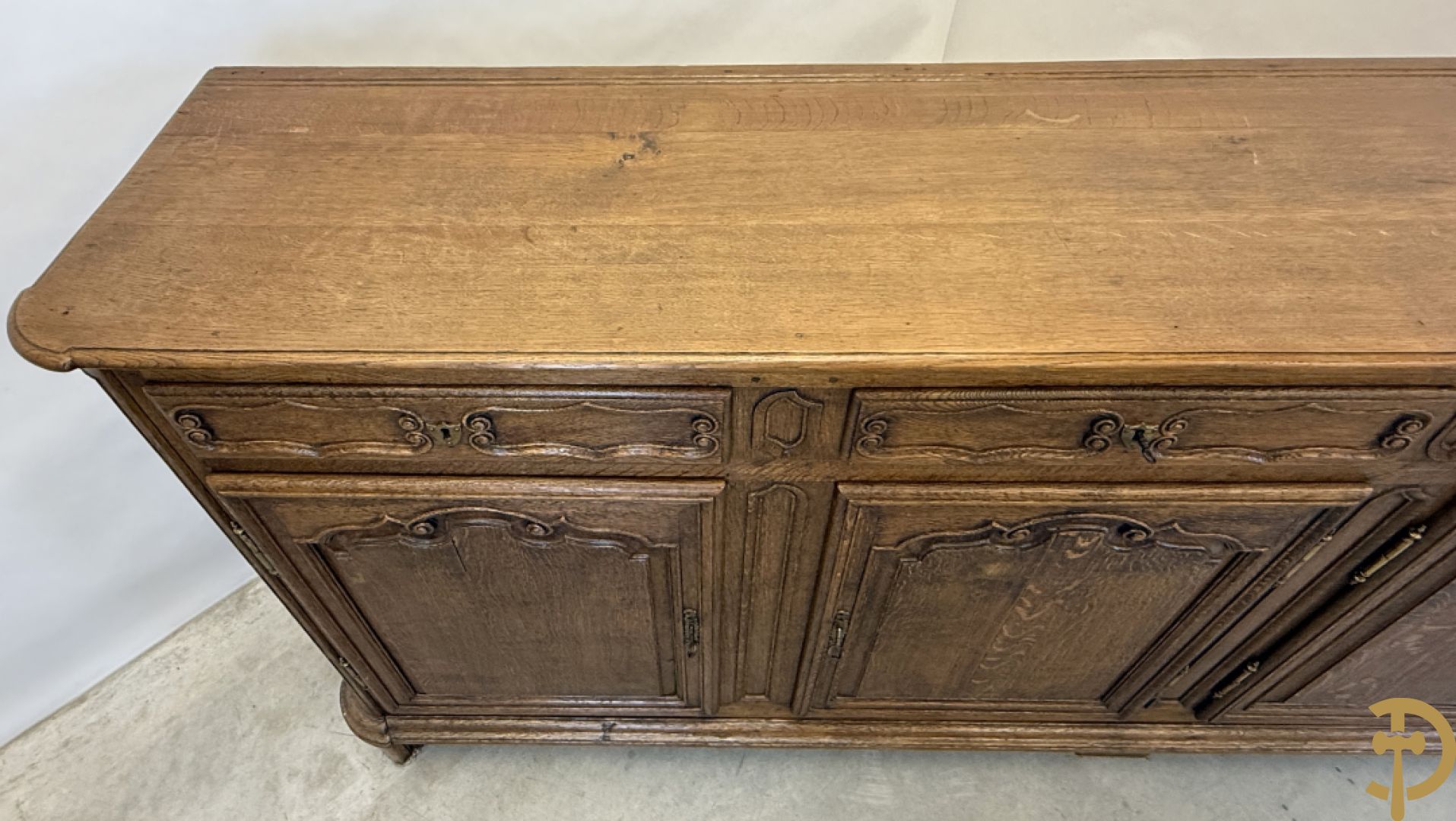 Eiken dressoir met 4 deuren, 4 lades en afgestoken Louis XV panelen