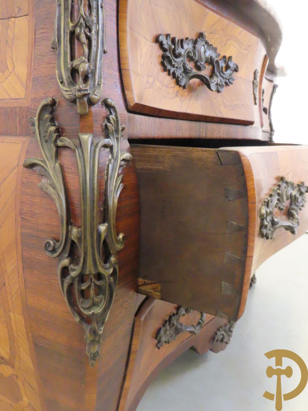 Gegalbeerde vierladencommode met bronsbeslag, marqueterie en marmeren blad