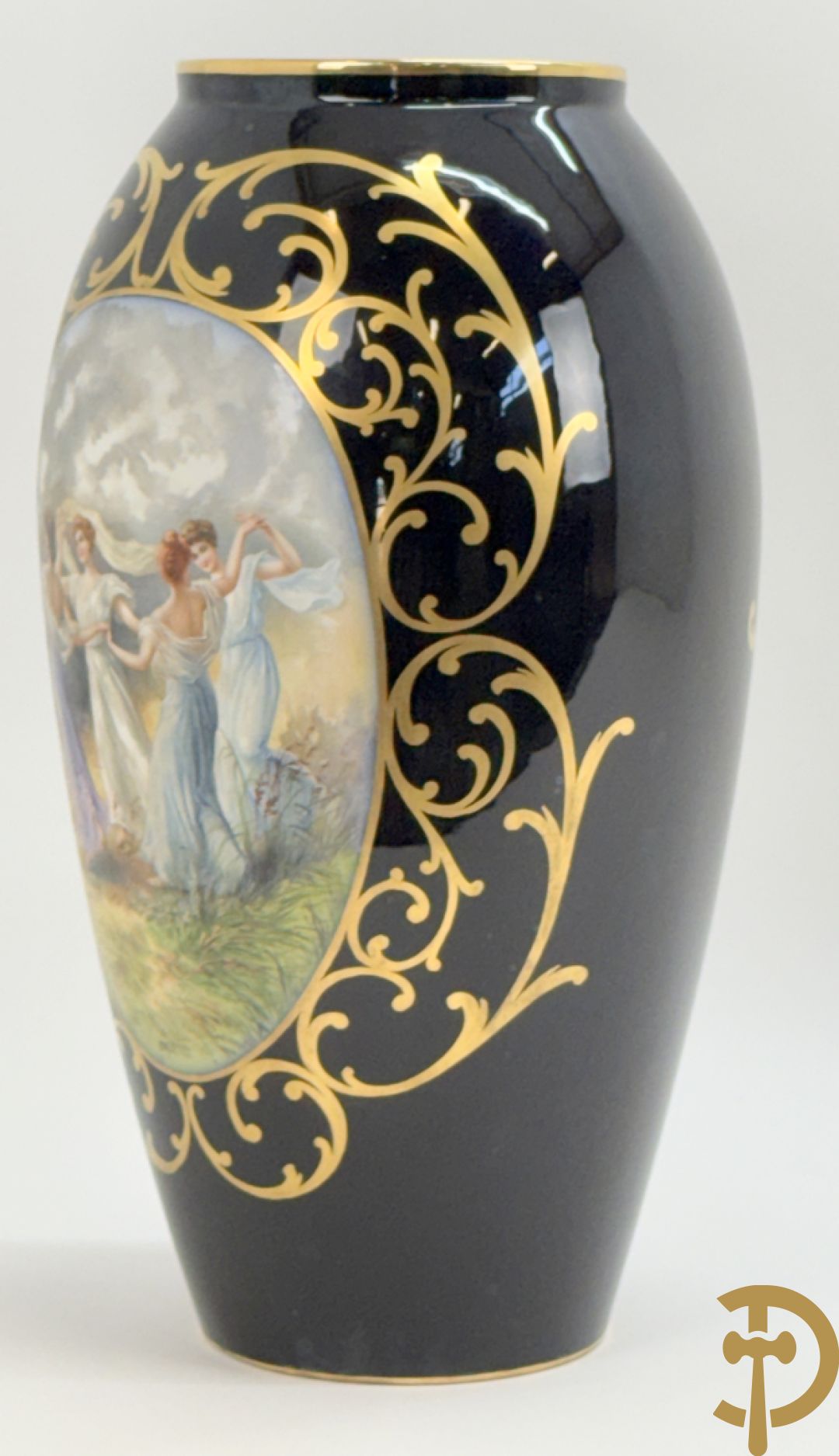 Porseleinen siervaas met idyllisch landschap met 4 dansende dames op blauwe fond, gemerkt Orly