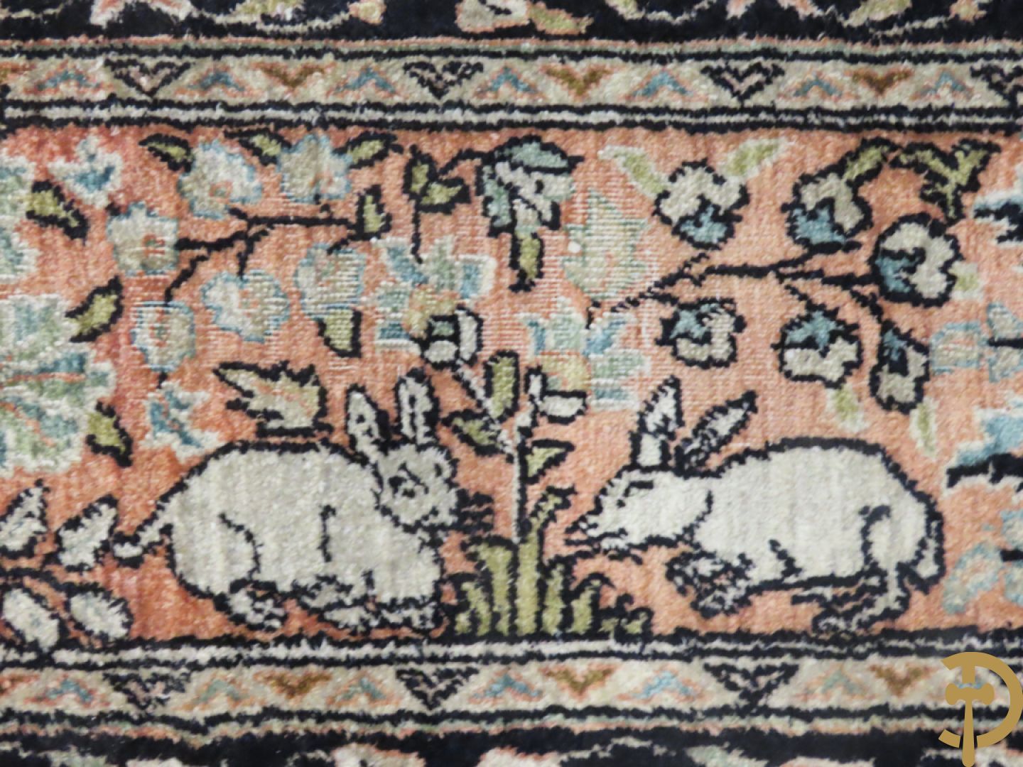 Oosters handgeknoopt zijden tapijt met bloemen- dierenmotieven