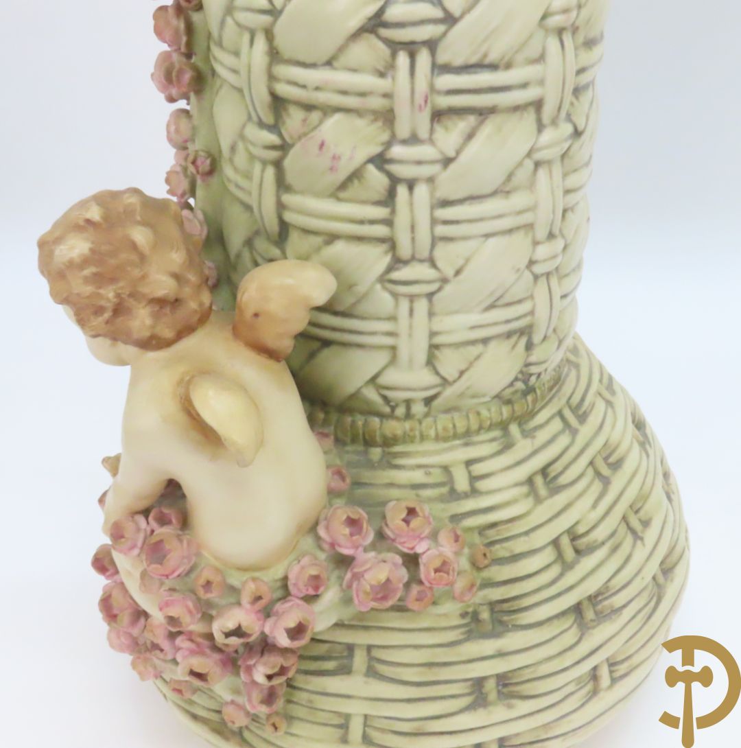 Paar meerkleurige faience vazen,  Austria gemerkt, met cupido