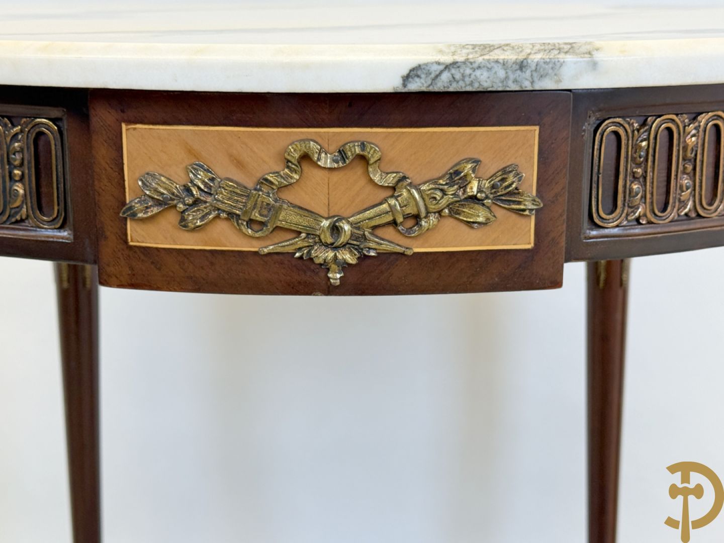 Ronde salontafel met bronsbeslag en marmeren blad op gecanneleerde poten