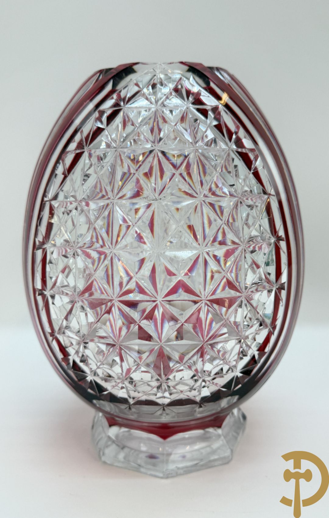 Gekleurde bolvormige kristallen handgeslepen Val-Saint-Lambert vaas, gemerkt 1197 + groene krsitallen Val-Saint-Lambert vaas + rode geslepen Val-Saint-Lambert vaas