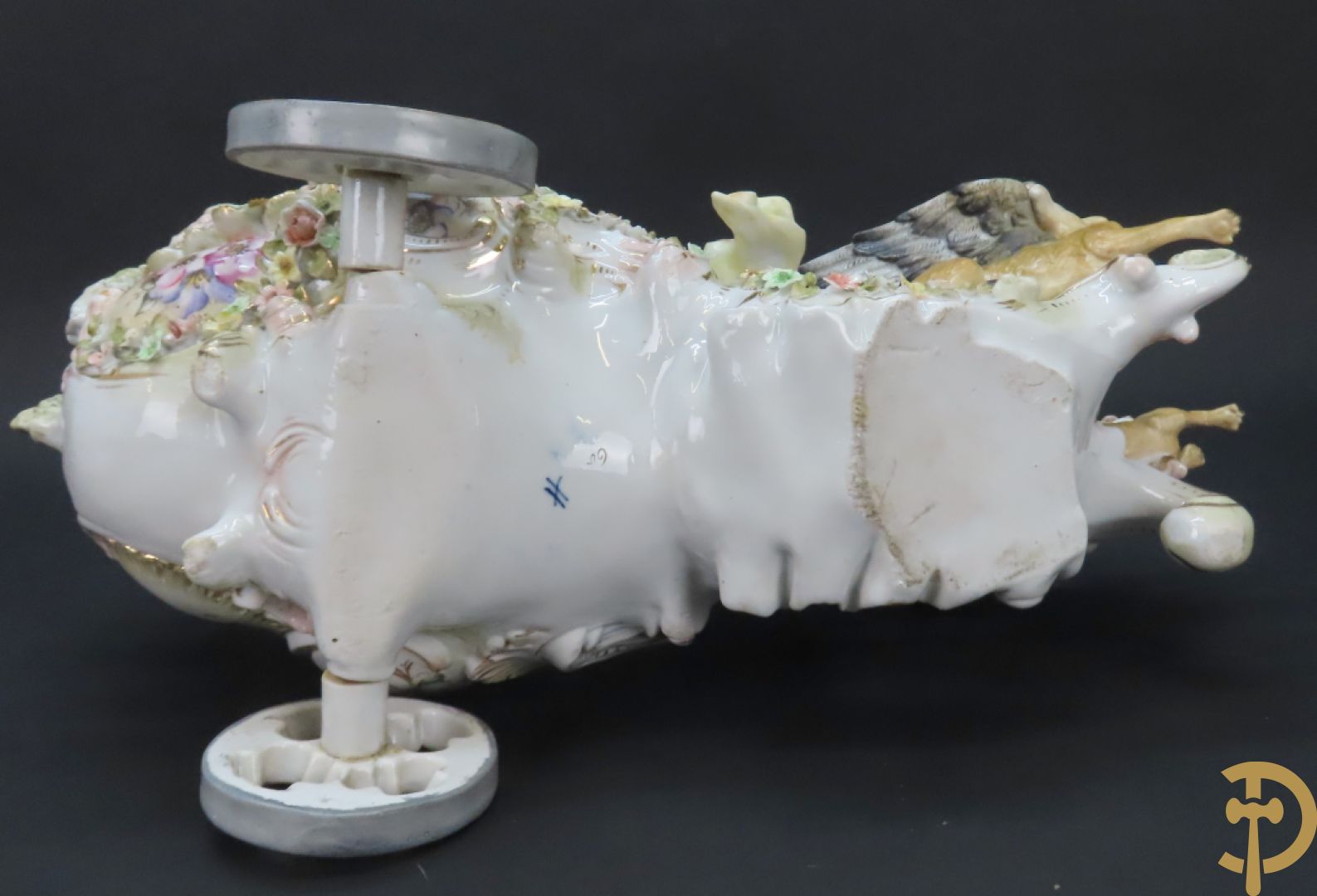 Meerkleurige porseleinen sierwagen slede met 3 dames voortgetrokken door 3 honden, onderaan gemerkt