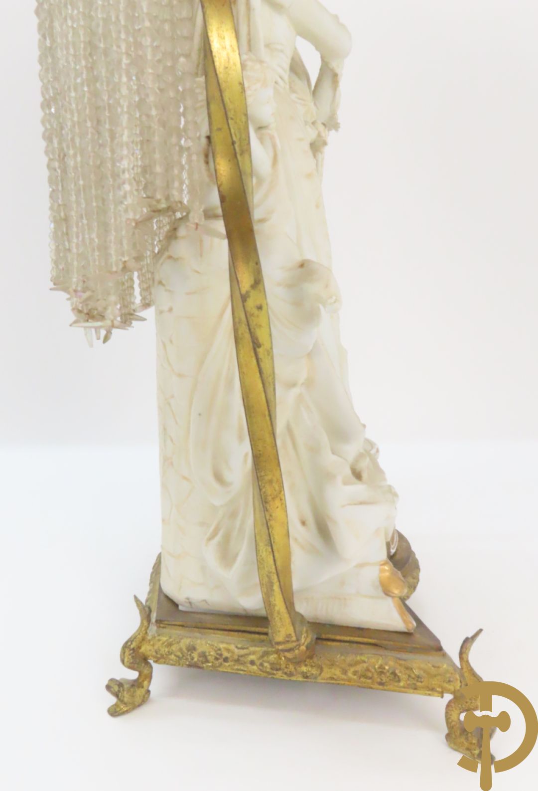 Lieftallig biscuit van romantisch koppel bij amfoor met kleine neergezeten cupido onder koperen baldakijn met kristallen belletjes