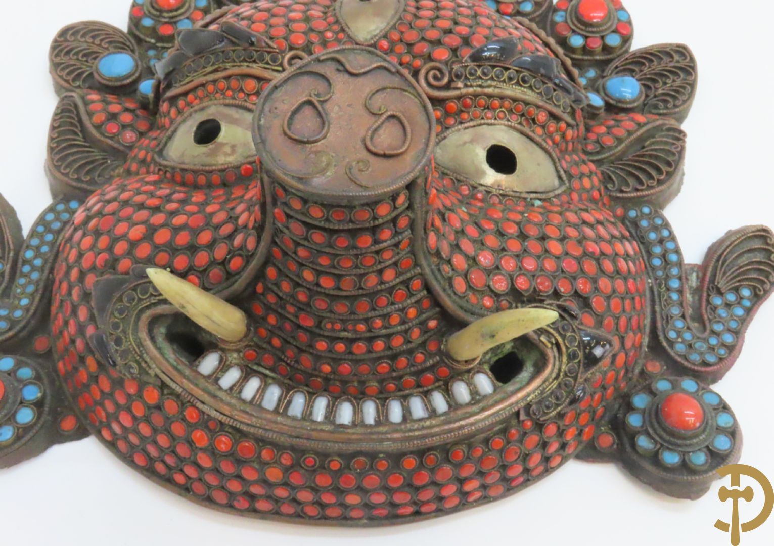 Paar Aziatische koperen maskers met cloisoné techniek