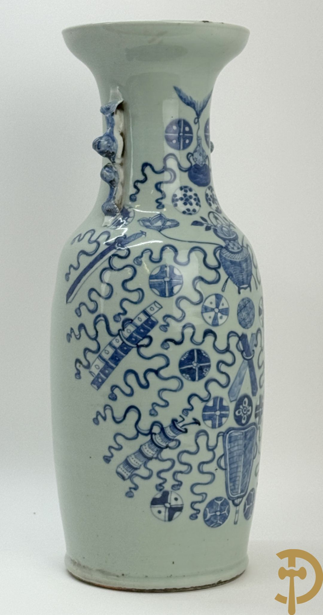 Chinese porseleinen celadon vaas met antiquiteitendecor