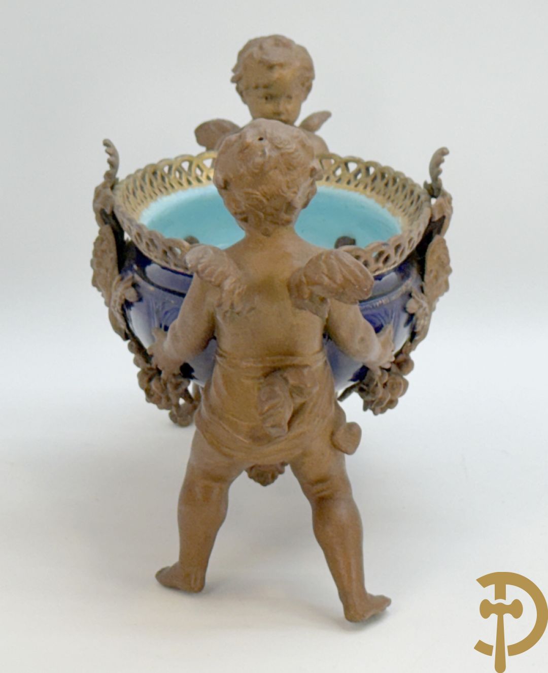 Blauwe coupe gehouden door paar zamak cupido