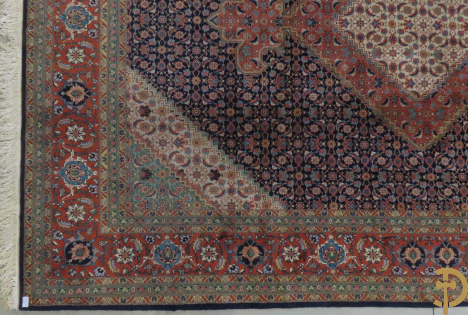 Oosters handgeknoopt tapijt met centraal decor op blauwe fond met bloemenmotieven