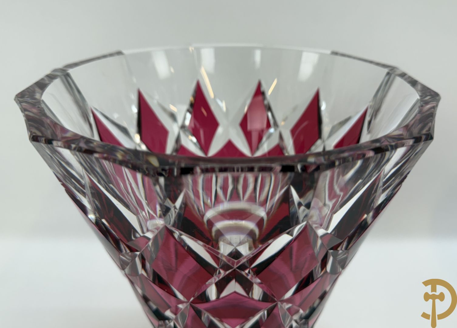 Gekleurde bolvormige kristallen handgeslepen Val-Saint-Lambert vaas, gemerkt 1197 + groene krsitallen Val-Saint-Lambert vaas + rode geslepen Val-Saint-Lambert vaas