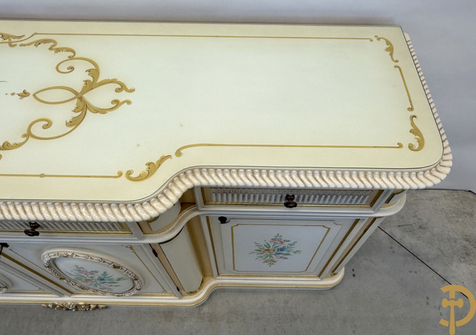 Italiaanse eetkamer met beschilderd bloemenmotief bestaande uit vierdeursdressoir met beschilderde bloemenmotieven, accanthusranken en glazen blad, tafel op gesculpteerde poten en 6 stoelen