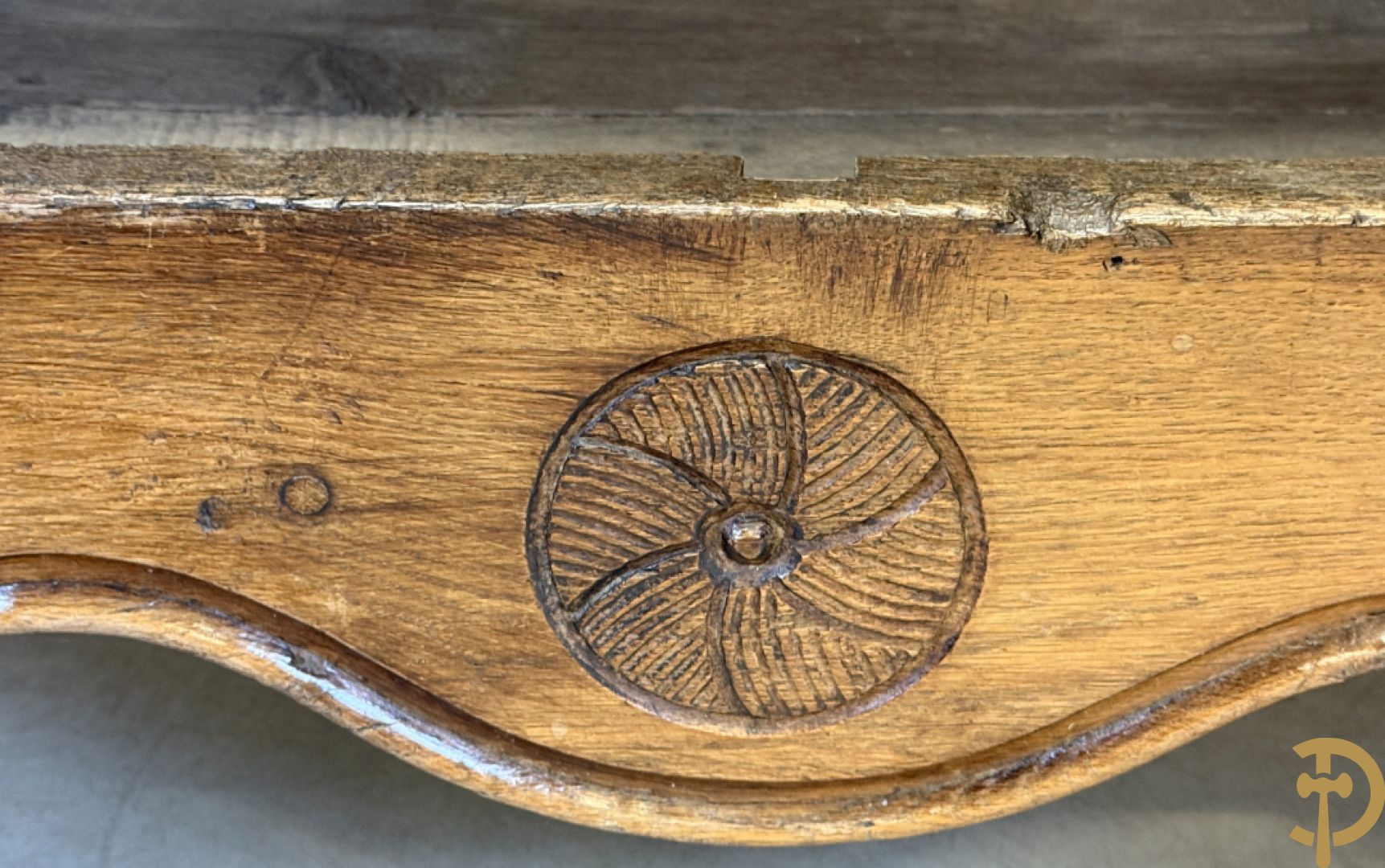 Massief eiken tweedeurskast met afgestoken panelen en gecanneleerde afgeronde hoeken