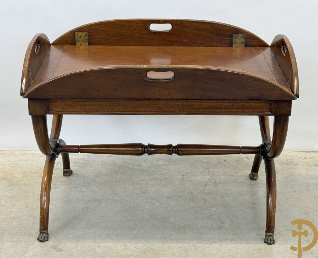 Engelse notelaren servingtable op vast onderstel