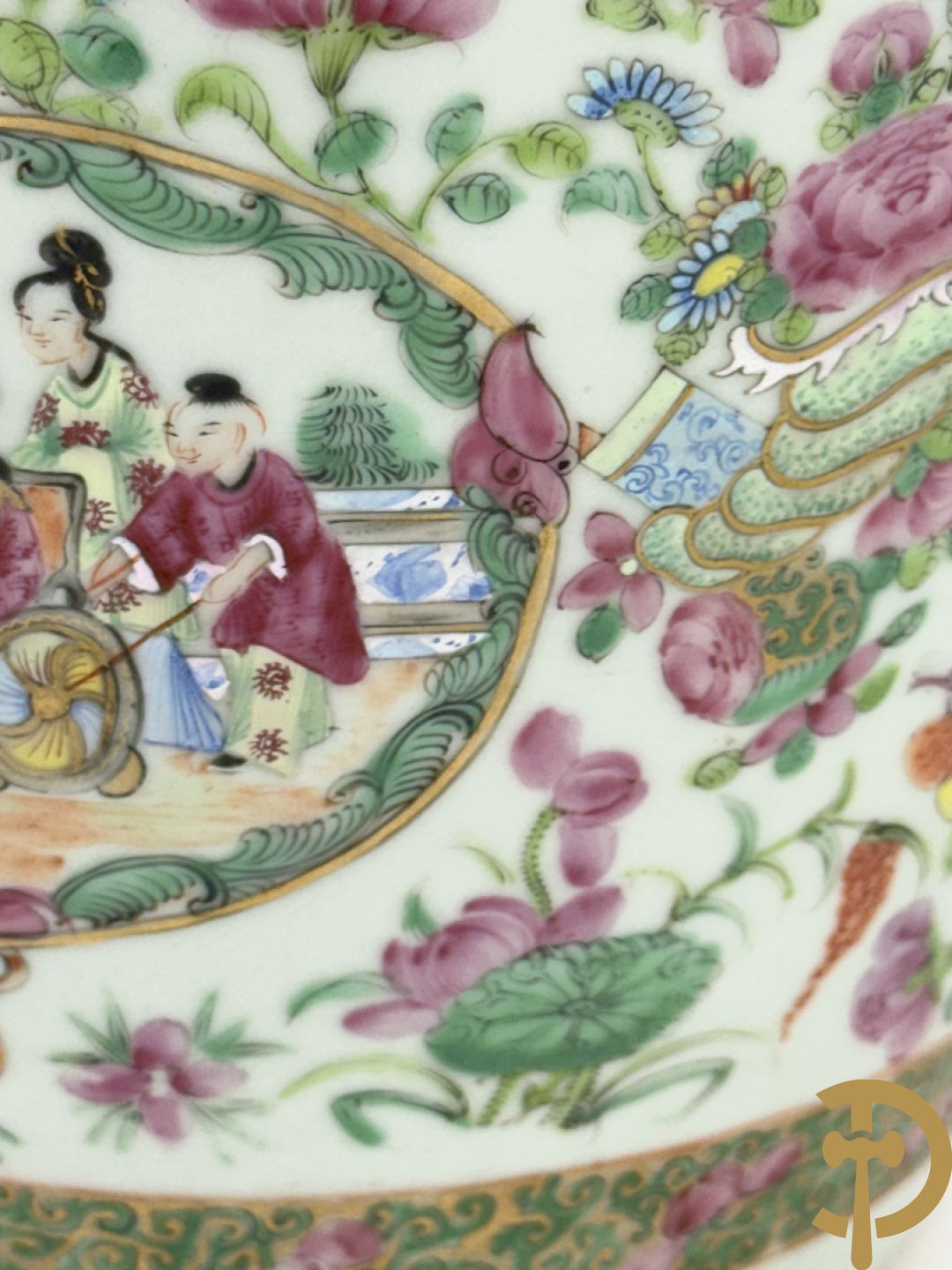 Chinese porseleinen Kanton vaas met geanimeerde hoftaferelen, natuurmotieven, fauna en floradecor