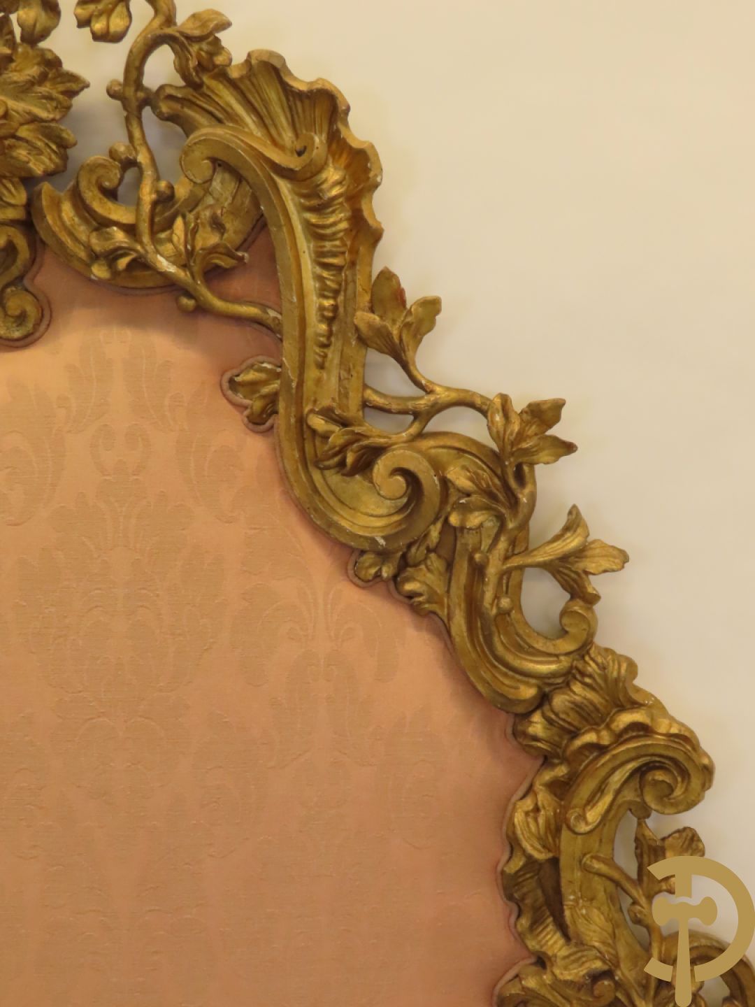 Verguld hoofdeinde van een bed met houten gesculpteerde accanthus- en bloemenranken