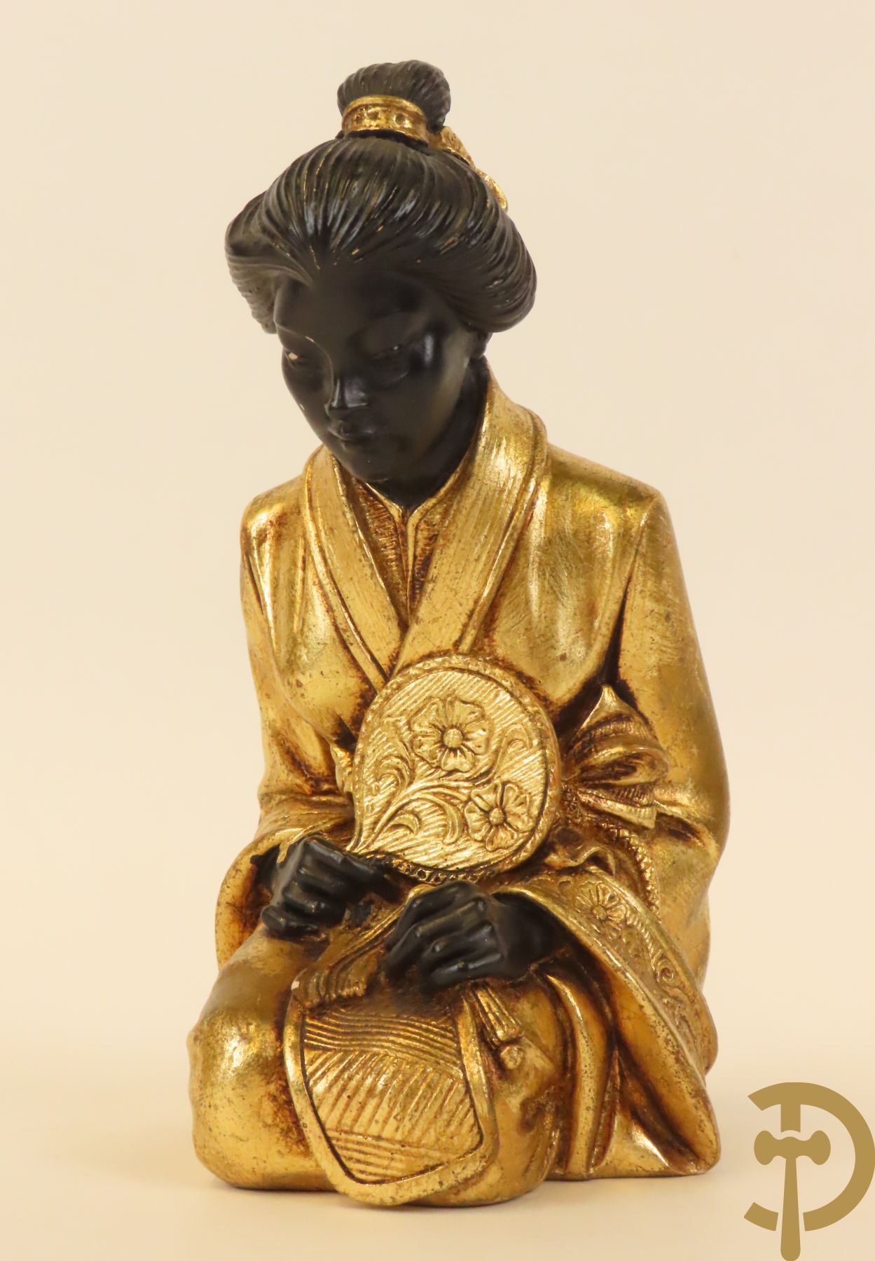 Aziatica bestaande uit bronzen zittende boedisatsvat onder boom, 2 bronzen olifanten met Indische figuren, bronzen zittende boedha, 4 Aziatische houtsculpturen van wijsgeren, Japanse dame in Satsumat en gipsen geknielde geisha