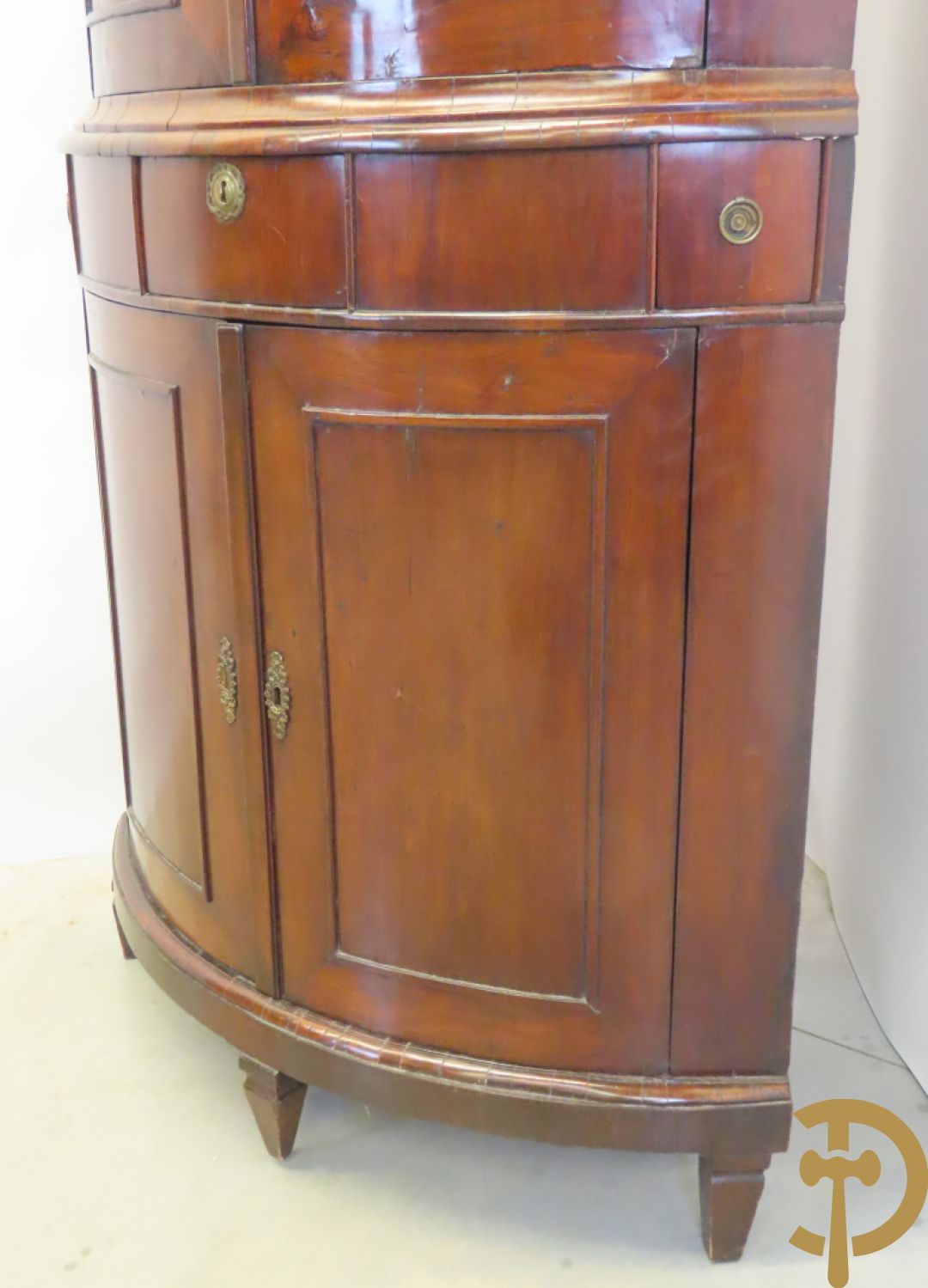 Mahoniehouten hoekkast met gebogen deuren - bovenaan met fronton en Louis XVI motieven, laat 18e