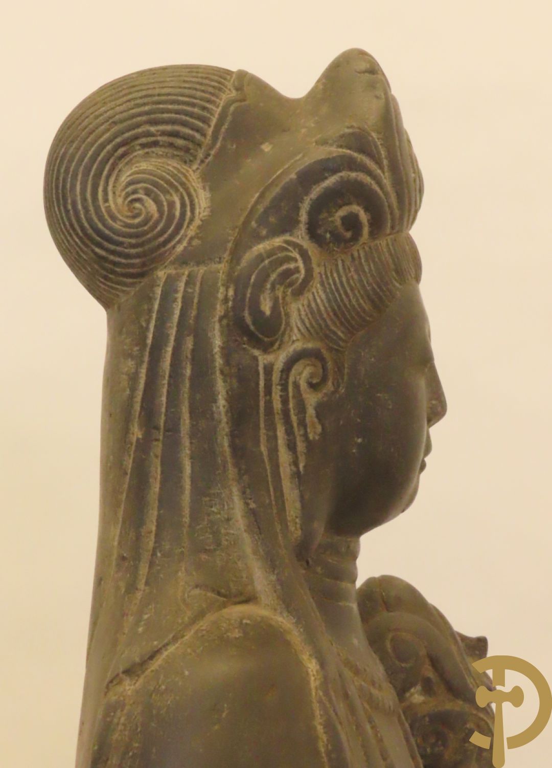 Aziatisch handgesculpteerd stenen beeld van een staande boedha