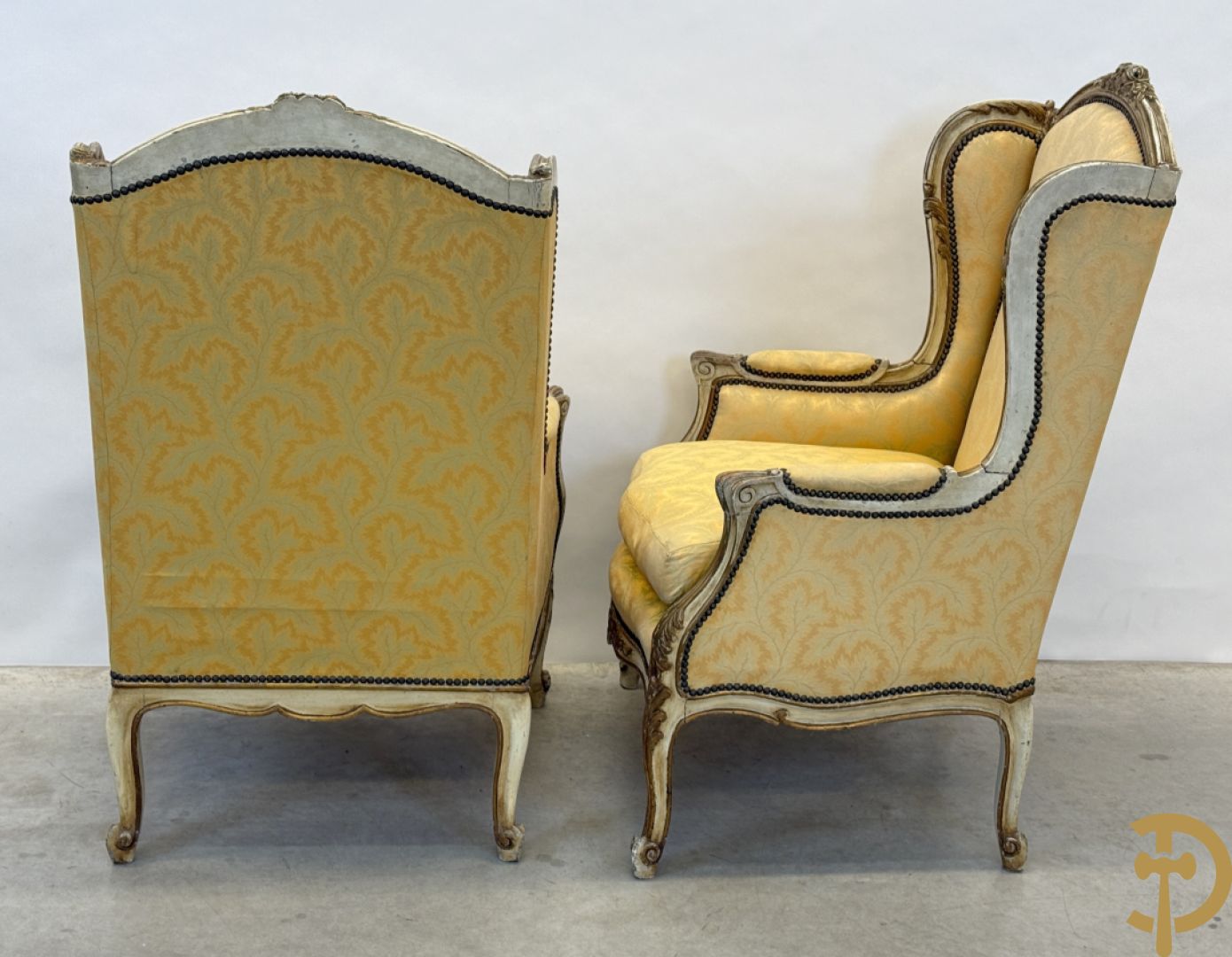 Paar Louis XV bergères met wangen, gesculpteerde accanthusranken en bloemenmotieven