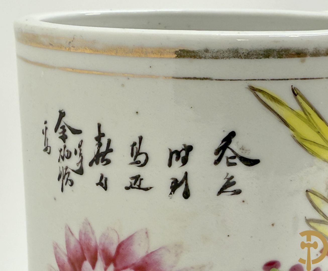 Twee rolvazen met bloemen- en vogeldecor + dekselpotiche met vogeldecor + Chinese vaas met decor van dames en kinderen