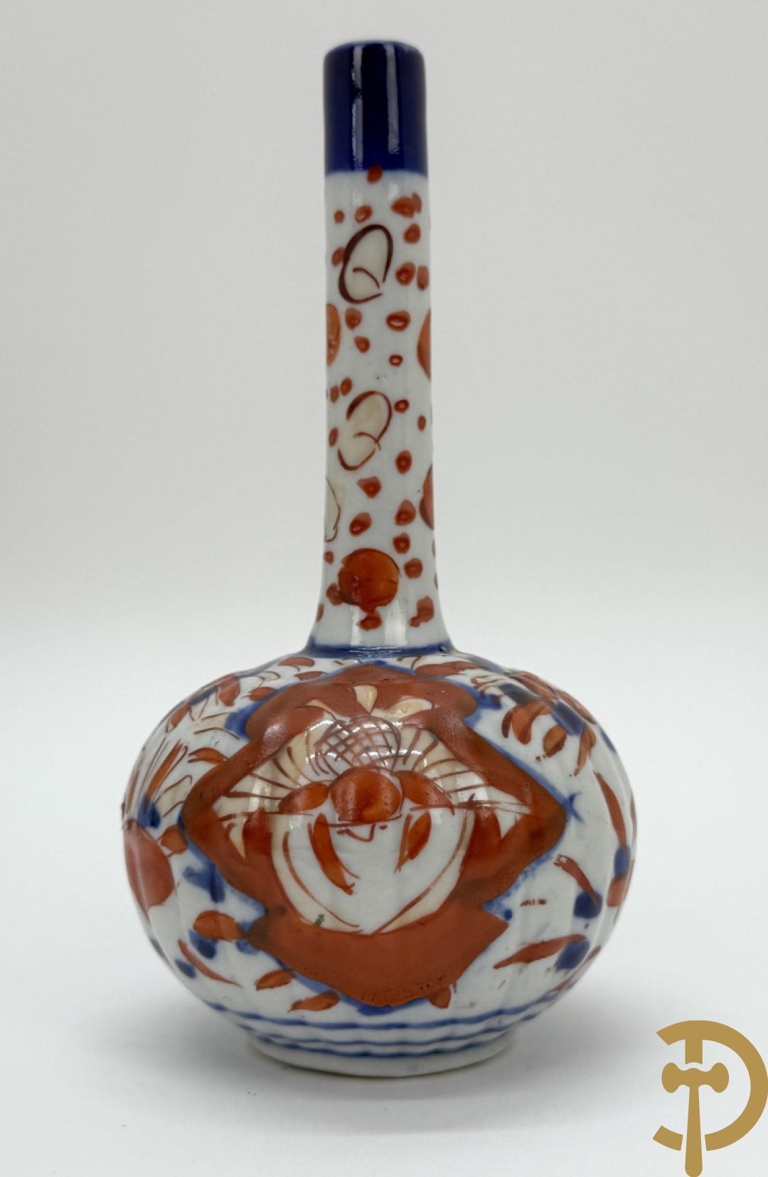 Japanse porseleinen Imari dekselvaas met bloemenmotief + klein flesvormig pique fleur vaasje + 2 Imari bordjes