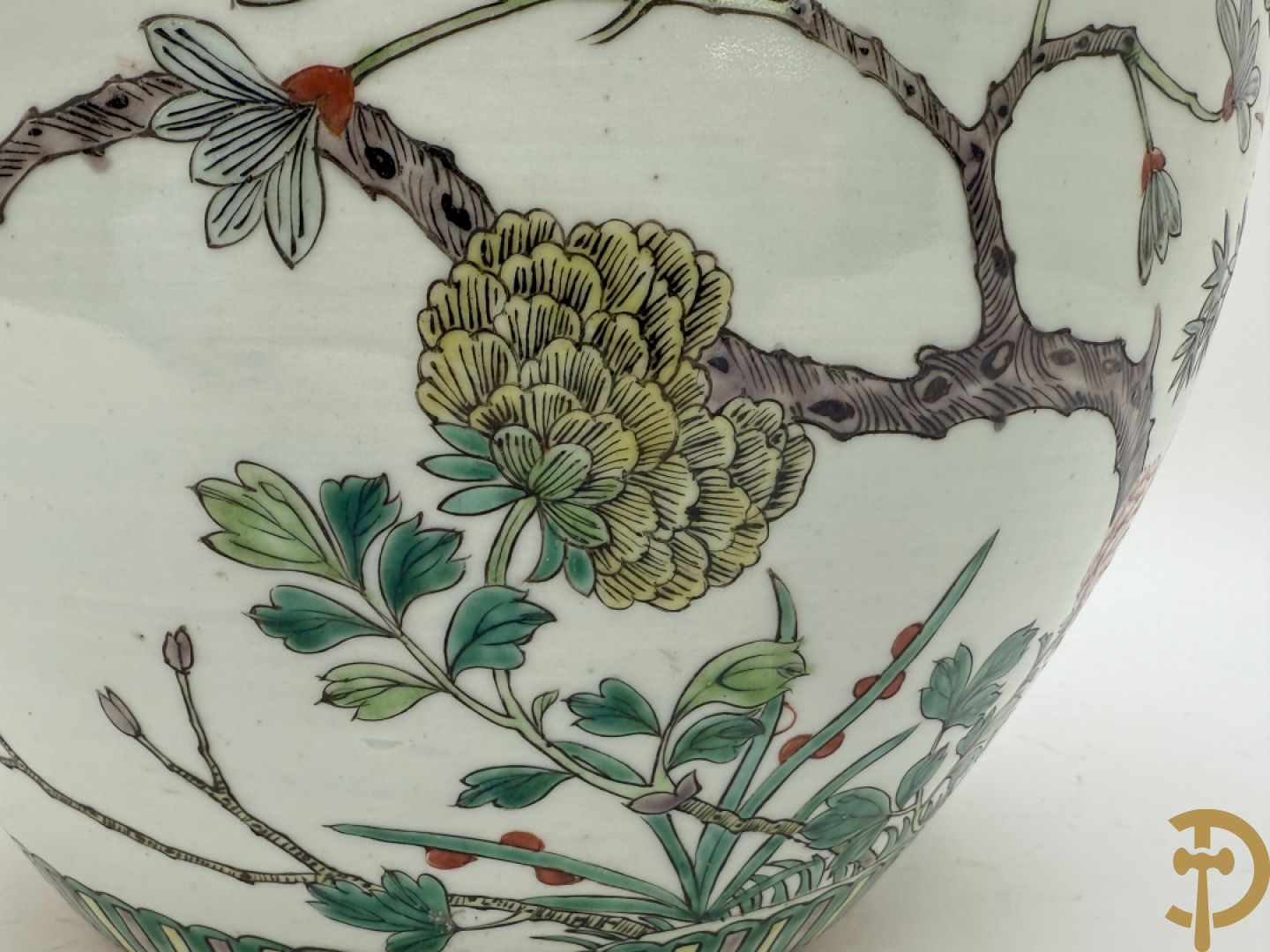 Chinese porseleinen cacheot met bloemen en vogeldecor