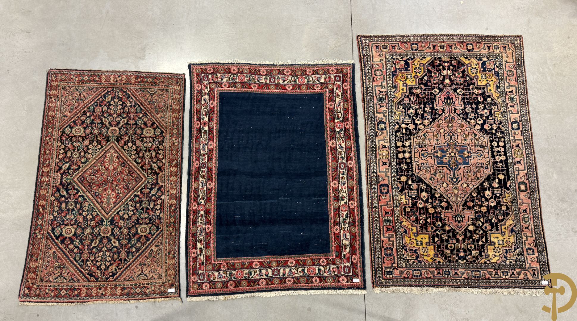 Drie oosterse handgeknoopte tapijten met blauwe fond
