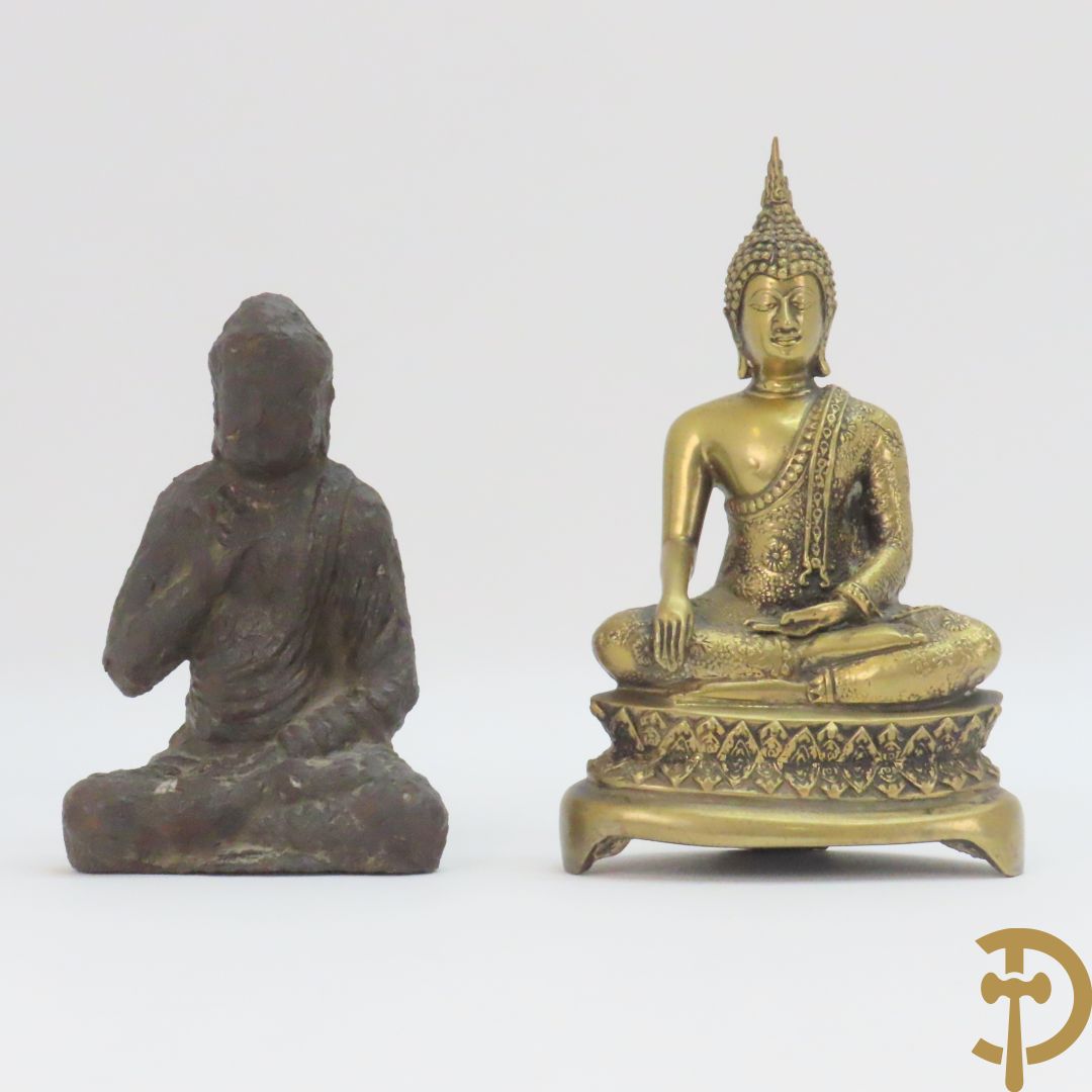 Bronzen zittende boedha + boedha in verweerd metaal