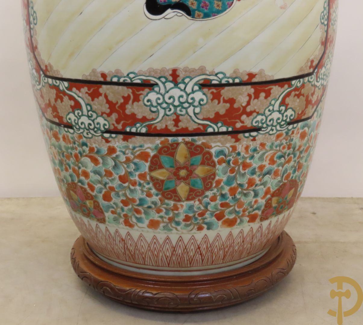 Japanse porseleinen waaiervaas met decor van geisha en krijger, bovenaan met florale motieven