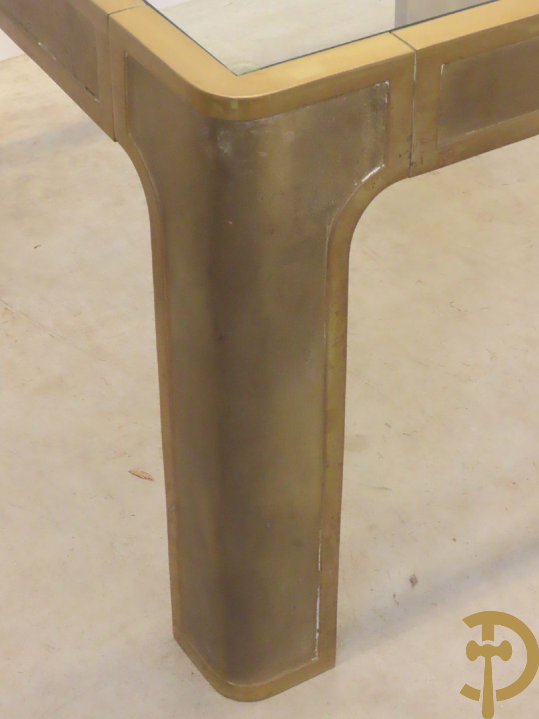 Koperen design bijzettafel met glazen blad en afgeronde hoeken